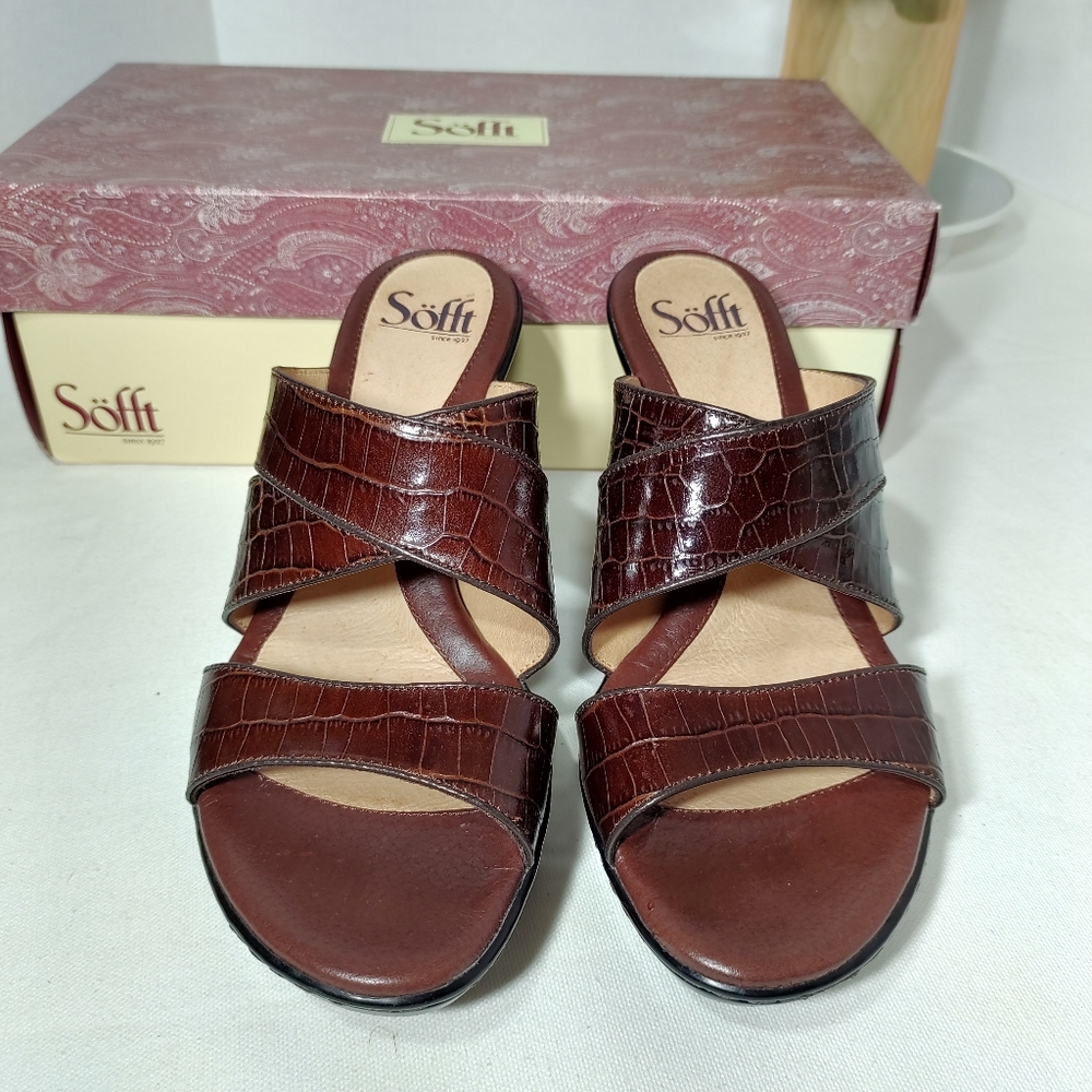 SOFFT Brown Croc Embossed Sandals - Picture 3 of 7